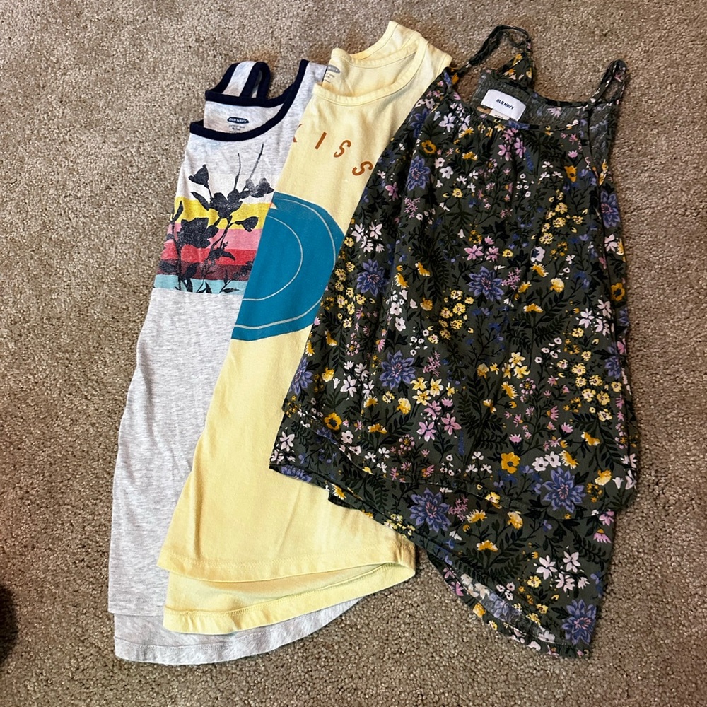 3/$20 ✨- Girls Set of 3 Floral and Graphic Tank Tops